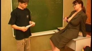 Два студента тарабанят зрелую математичку